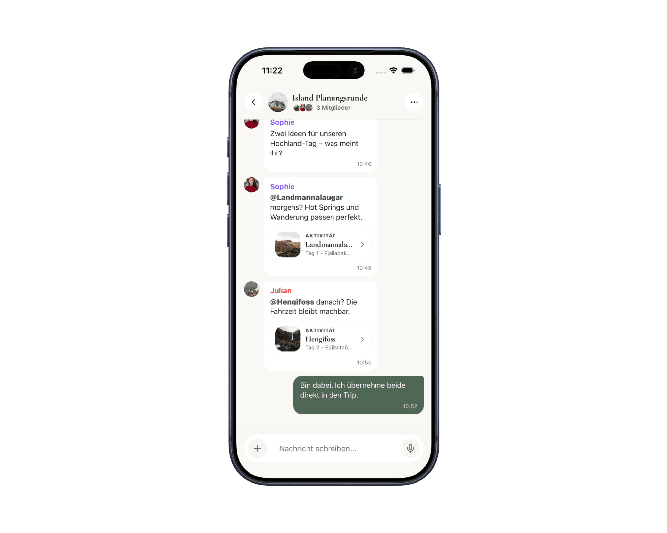 OURTRIP Gruppenchat mit zwei verknüpften Aktivitäten im iPhone-Mockup