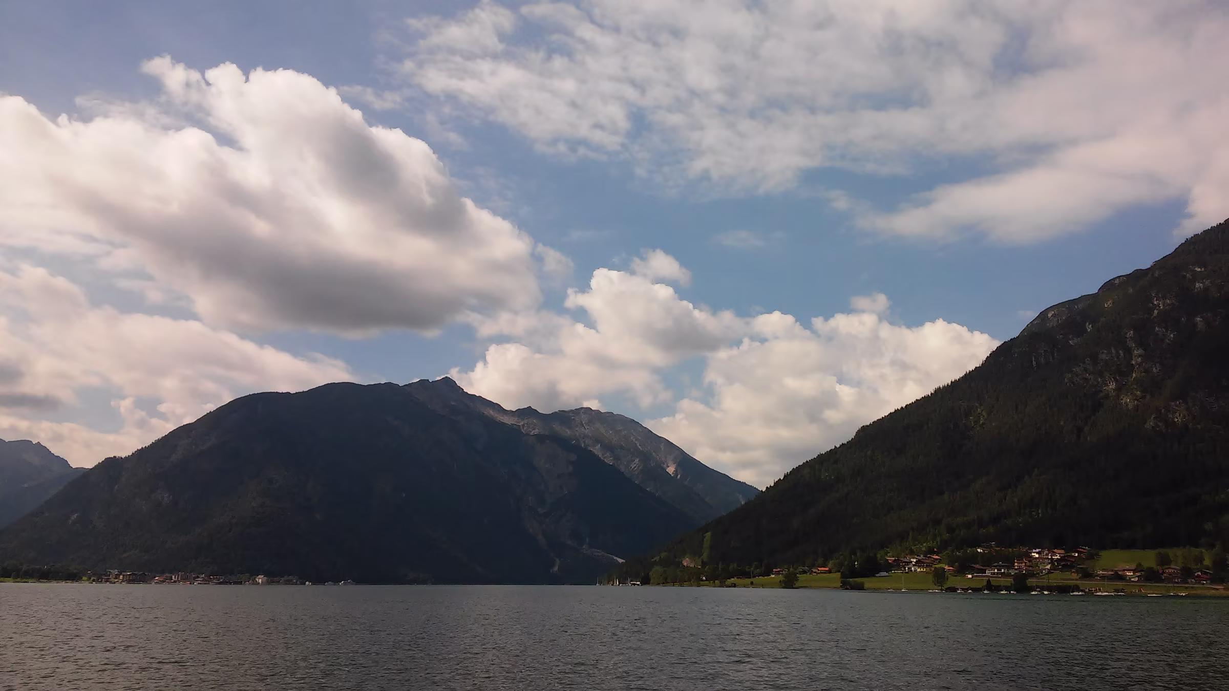 Blick über den Achensee mit Bergen in Tirol