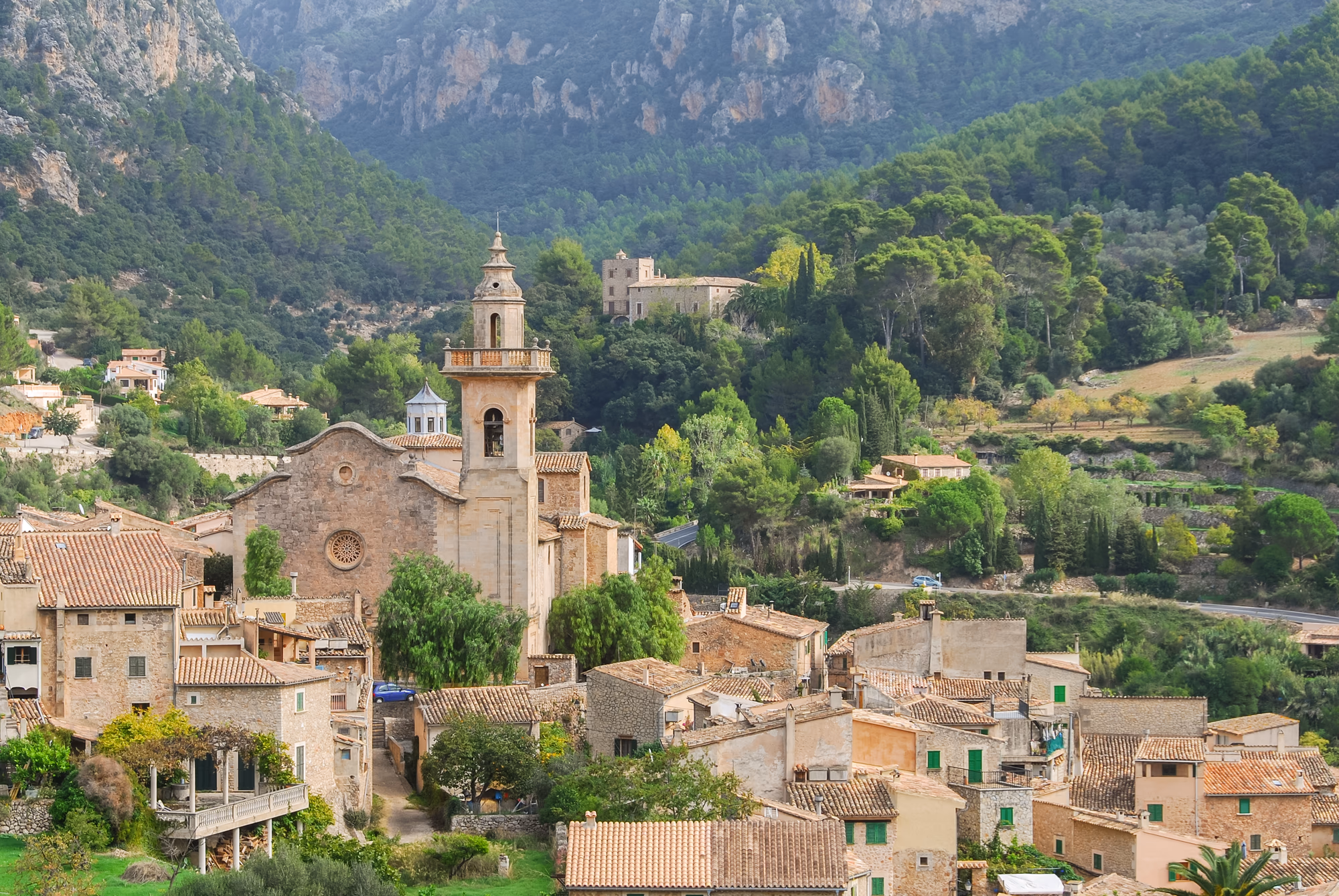 Blick über Valldemossa und die bewaldeten Berge der Serra de Tramuntana