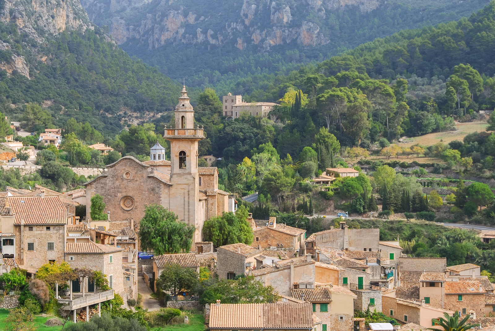 Blick über Valldemossa und die bewaldeten Berge der Serra de Tramuntana