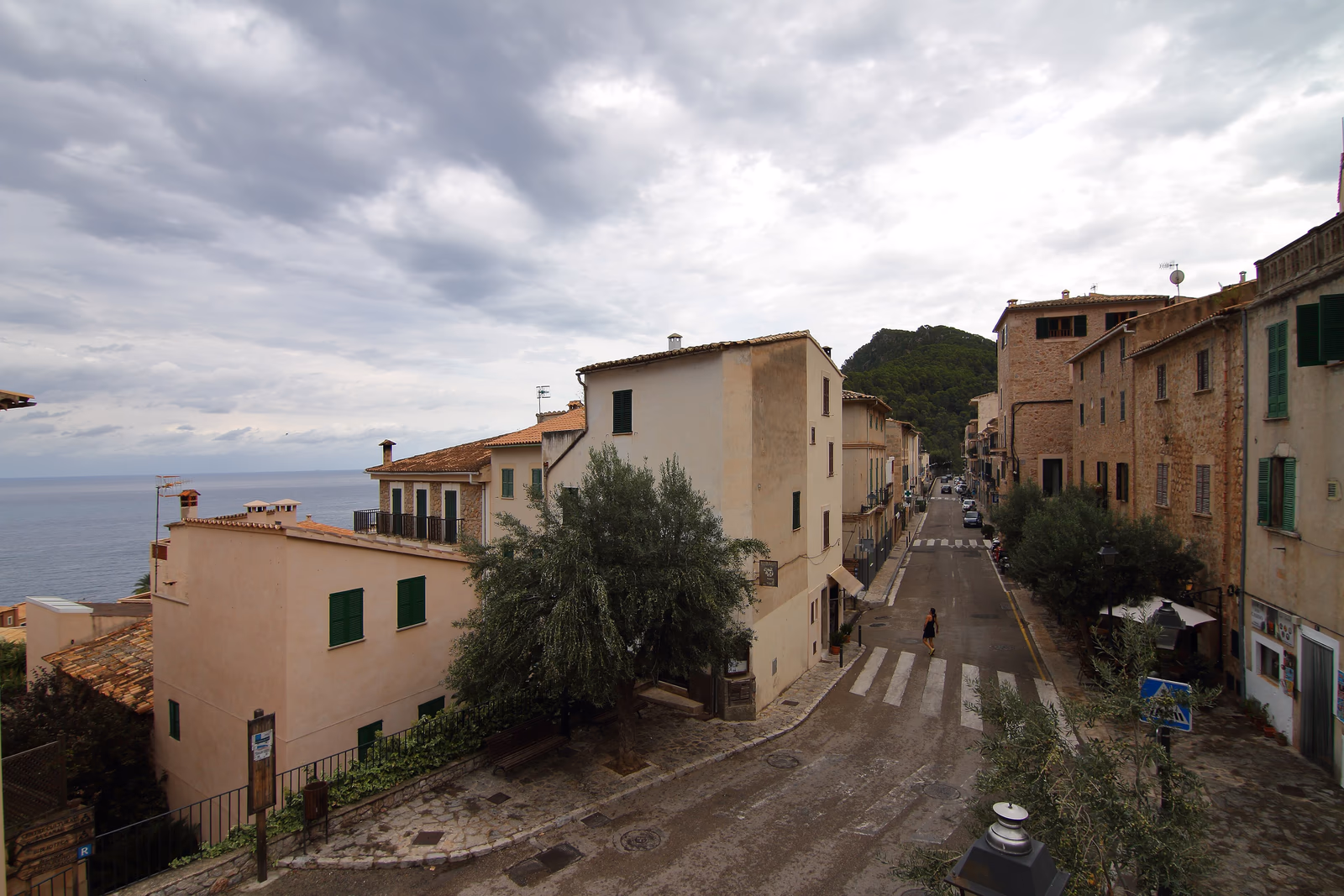 Steinhäuser und Gasse im mallorquinischen Bergdorf Banyalbufar