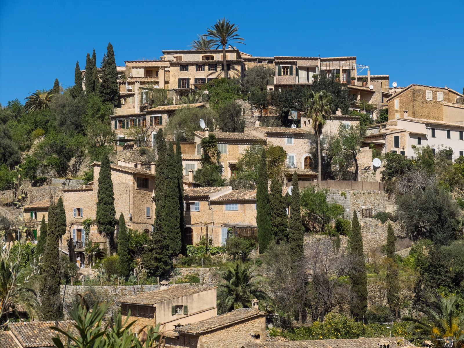 Blick auf Deià in der Serra de Tramuntana auf Mallorca