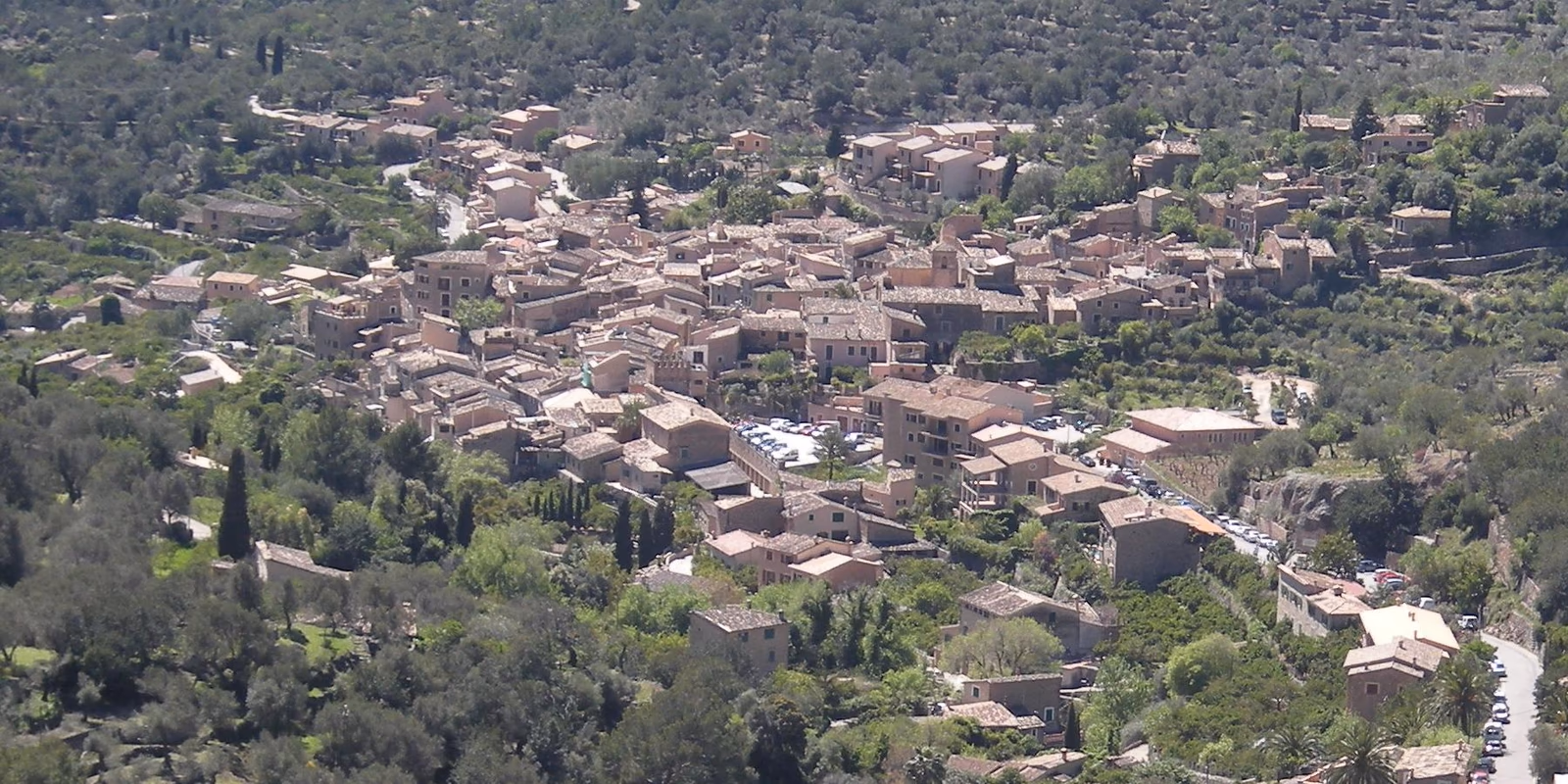Steinhäuser und Gassen im Bergdorf Fornalutx auf Mallorca