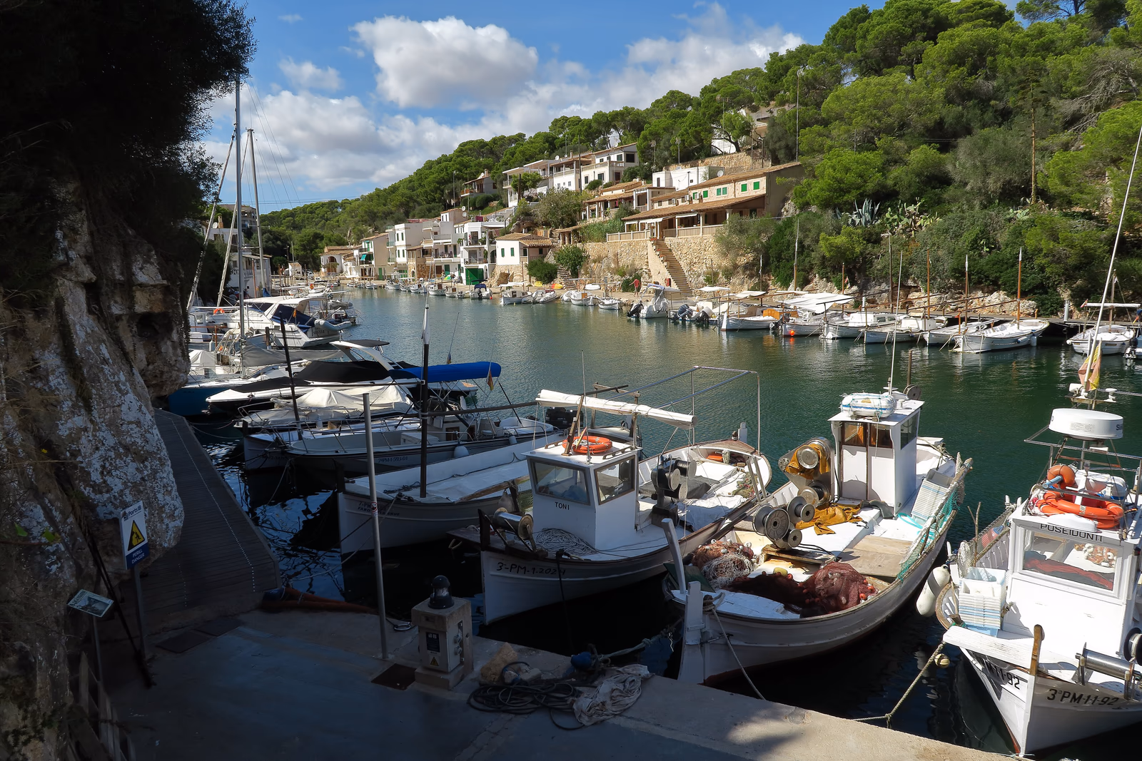 Häuser und Boote im Hafen von Cala Figuera auf Mallorca