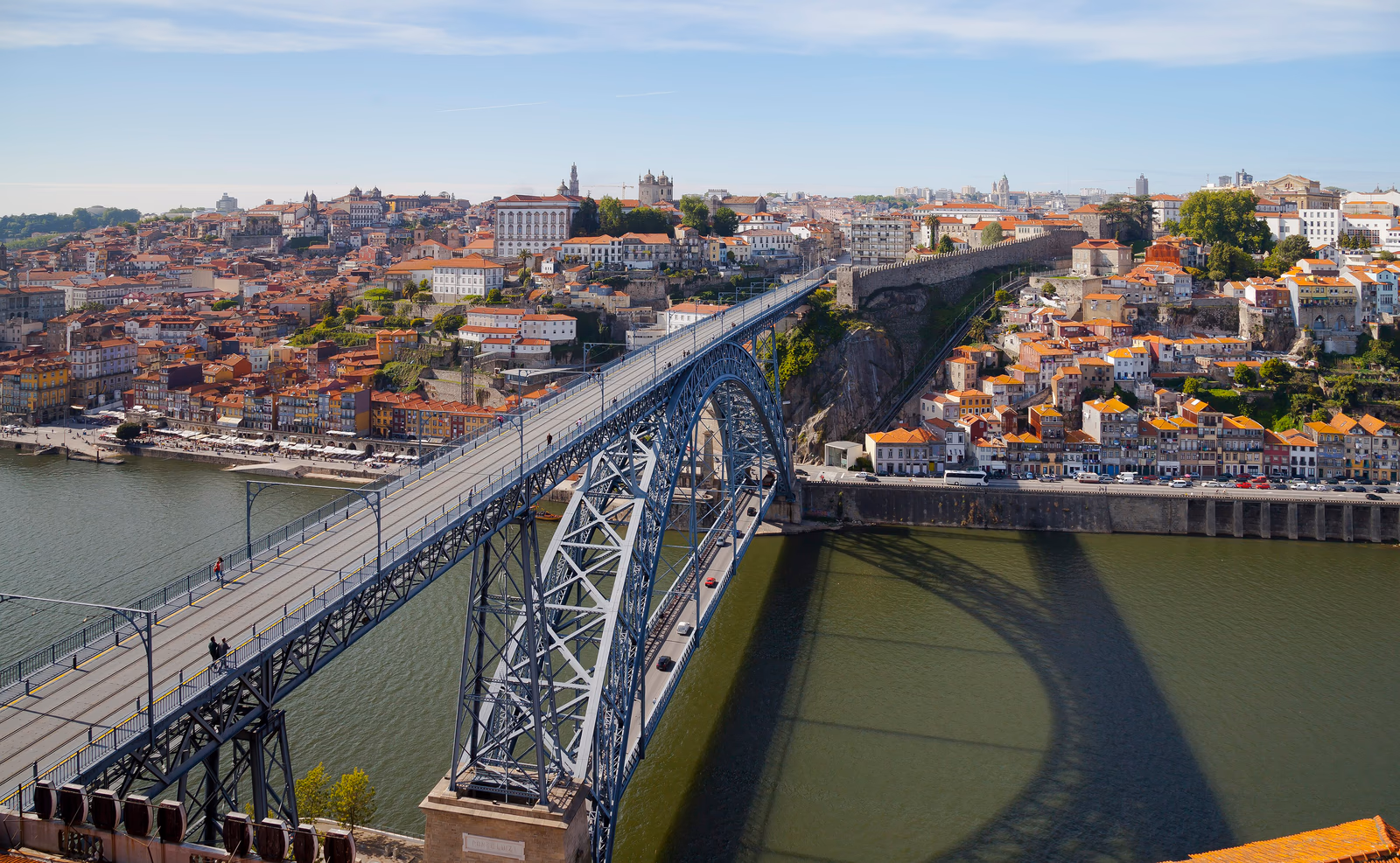 Dom-Luís-I-Brücke über dem Douro mit der Altstadt von Porto