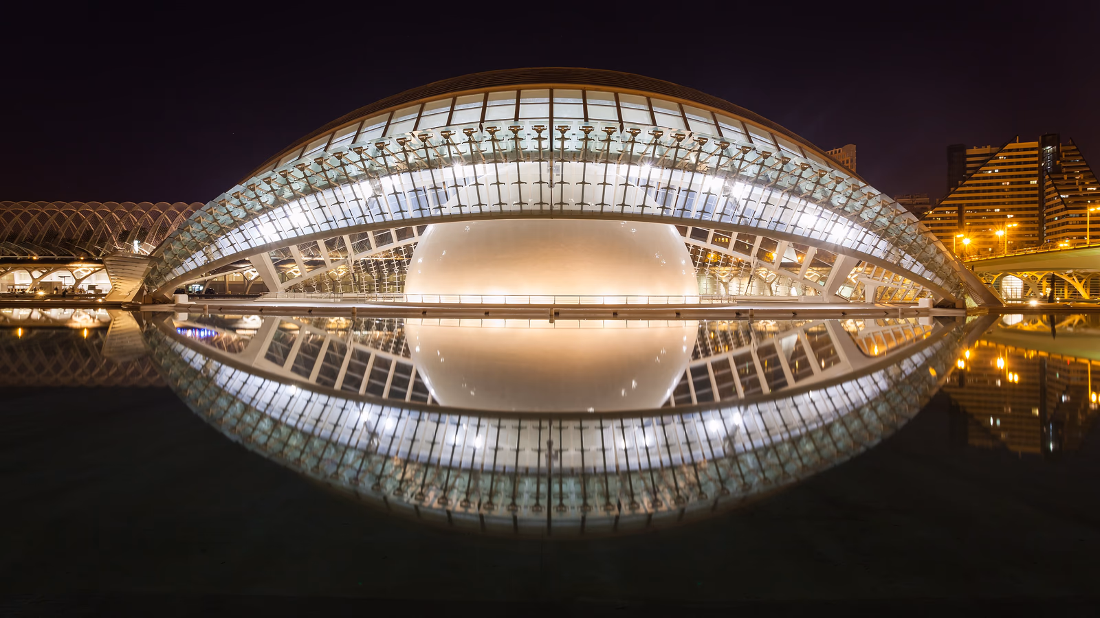 Das Hemisfèric in der Stadt der Künste und Wissenschaften in Valencia bei Nacht