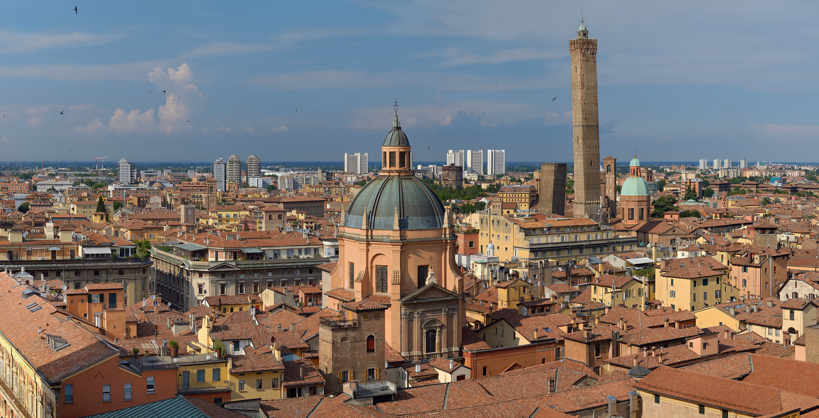 Panorama von Bologna mit den schiefen Türmen Asinelli und Garisenda