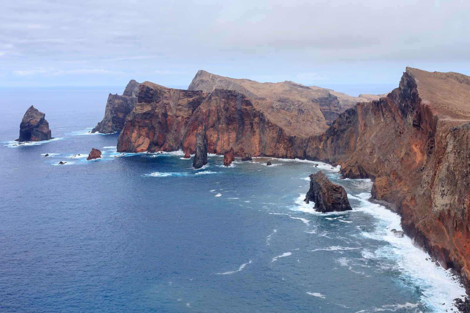 Rote Felsen und Klippen der Ponta de São Lourenço an Madeiras Ostspitze