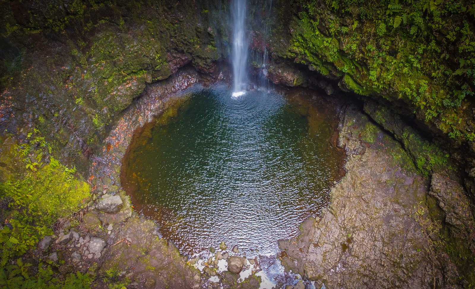 Wasserfall und grün bewachsene Felswand am Caldeirão Verde auf Madeira