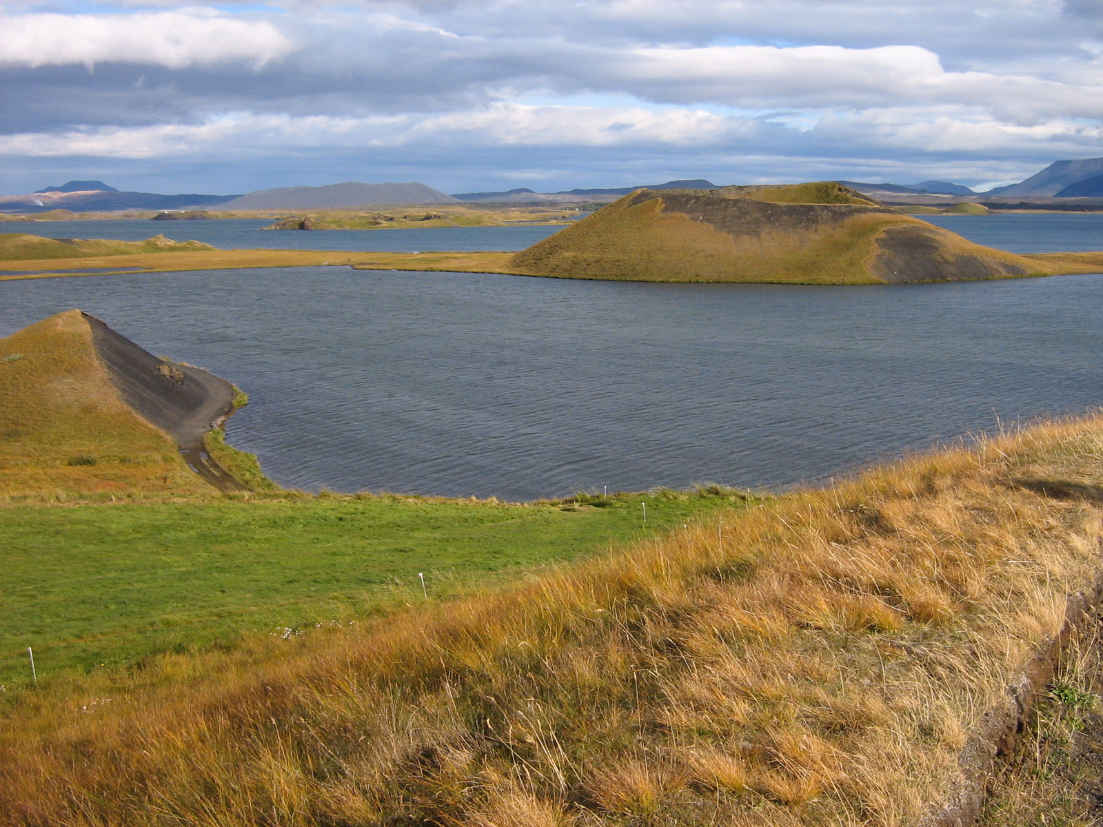 See und Pseudokrater am Mývatn