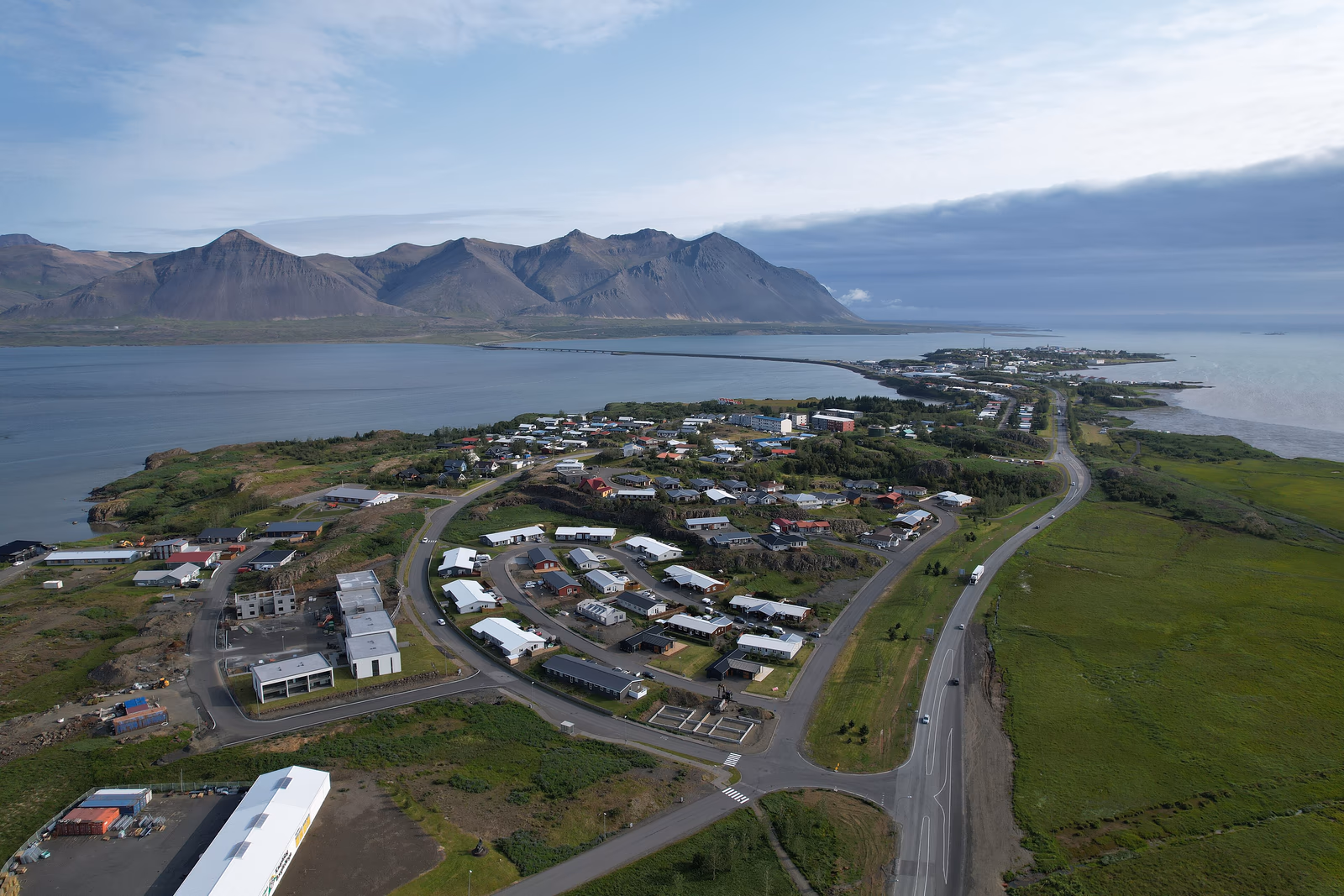 Borgarnes auf seiner Landzunge am Fjord