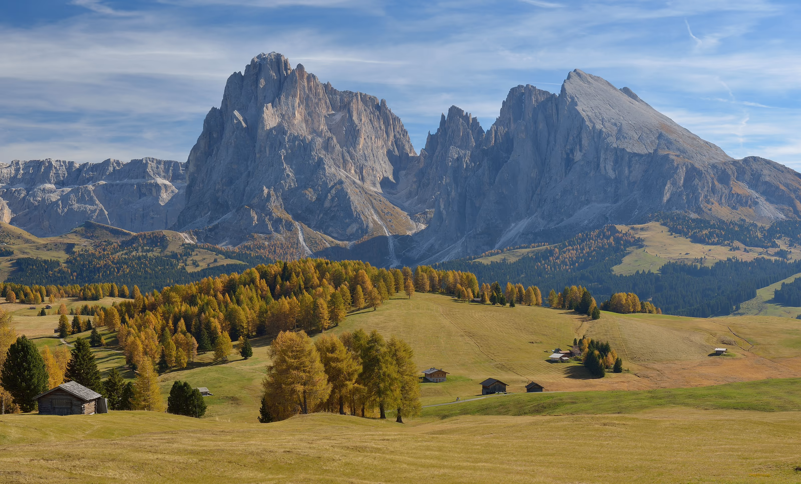 Herbstliche Seiser Alm mit goldenen Lärchen vor Langkofel und Plattkofel
