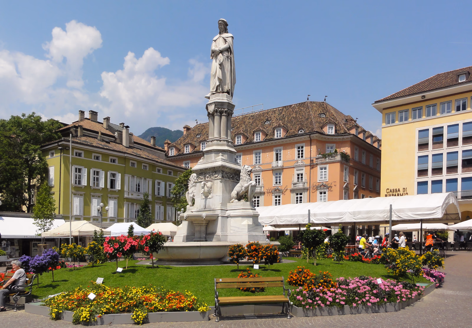 Waltherdenkmal und historische Häuser am Waltherplatz in Bozen