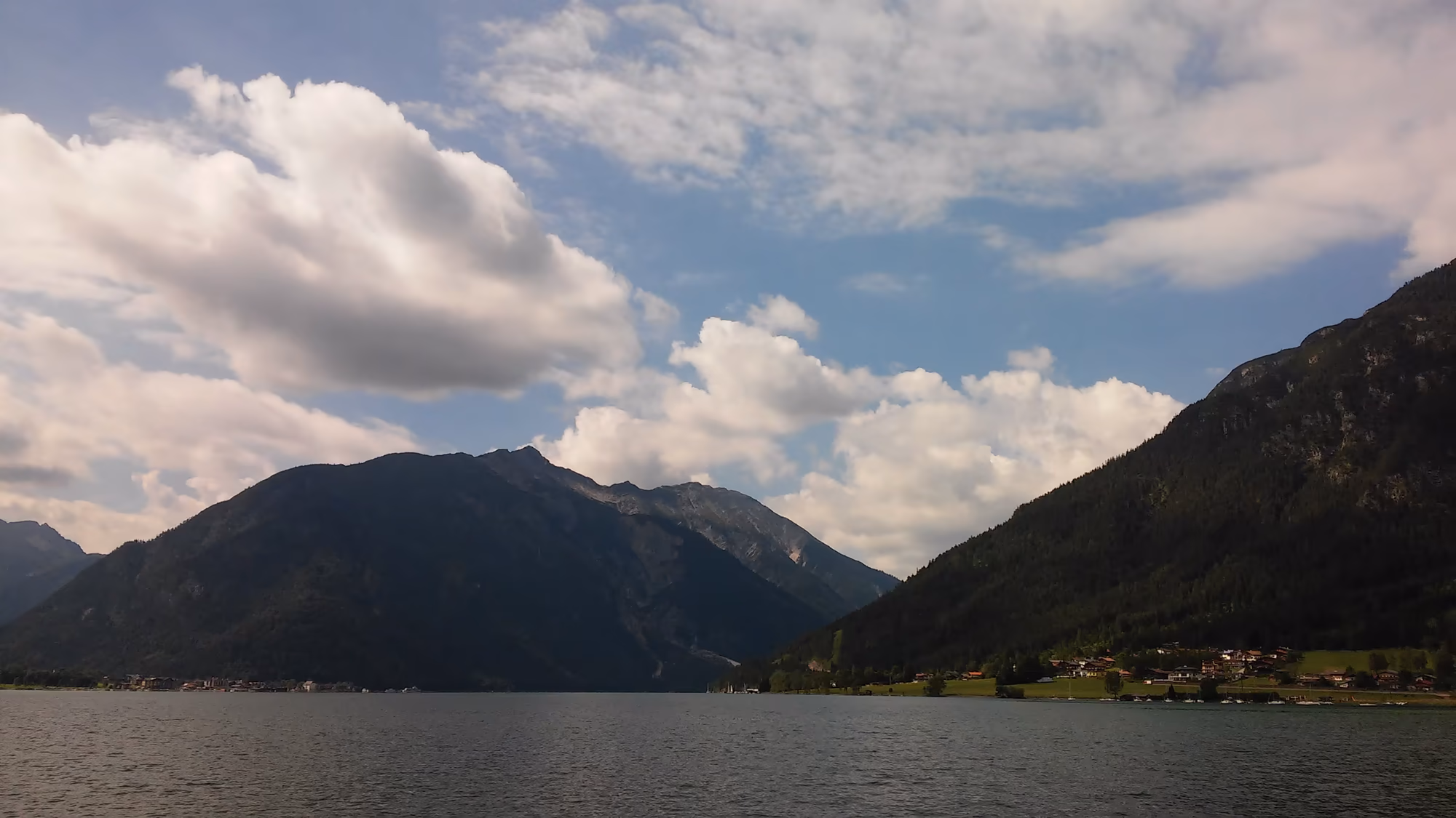 Blick über den Achensee mit Bergen in Tirol