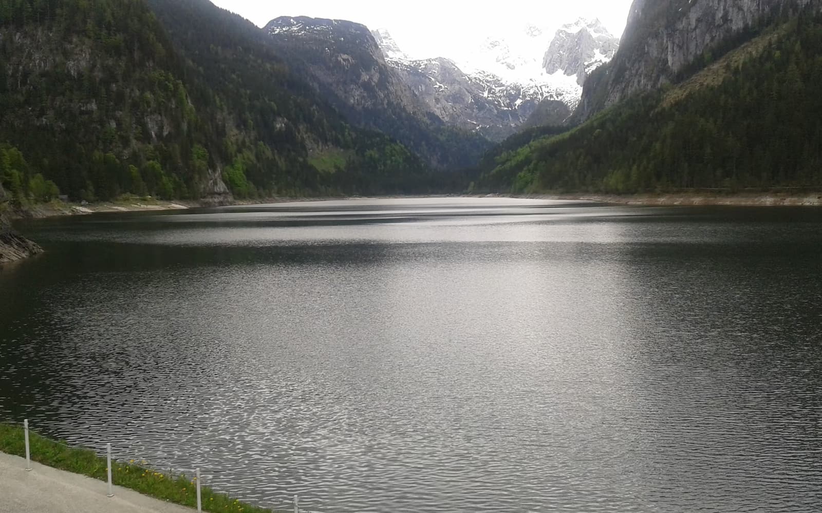 Gosausee mit dunklem Wasser und schneebedeckten Bergen