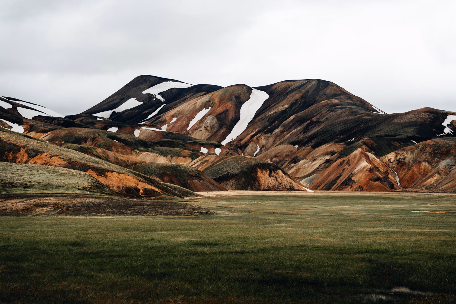 Farbig geschichtete Berge in Landmannalaugar im isländischen Hochland