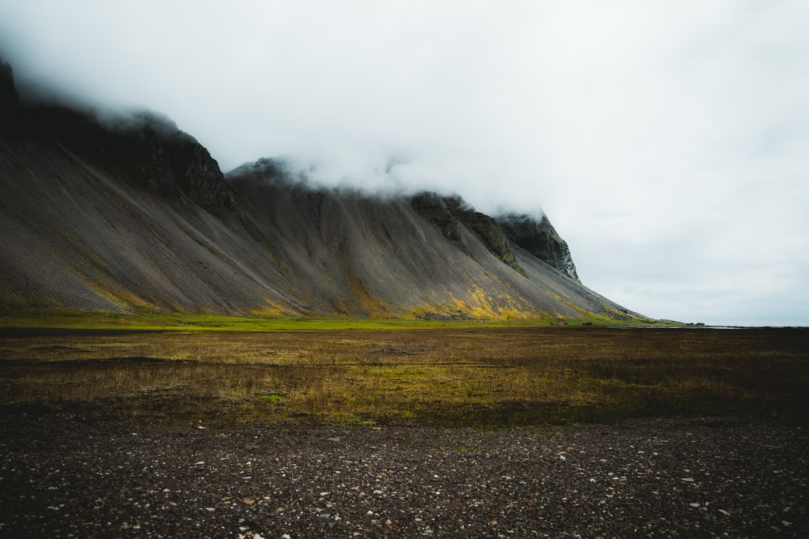 Vestrahorn bei Stokksnes unter tief hängenden Wolken