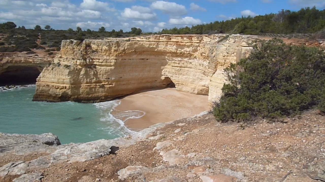Helle Kalksteinklippen und eine kleine Bucht an der Algarve-Küste