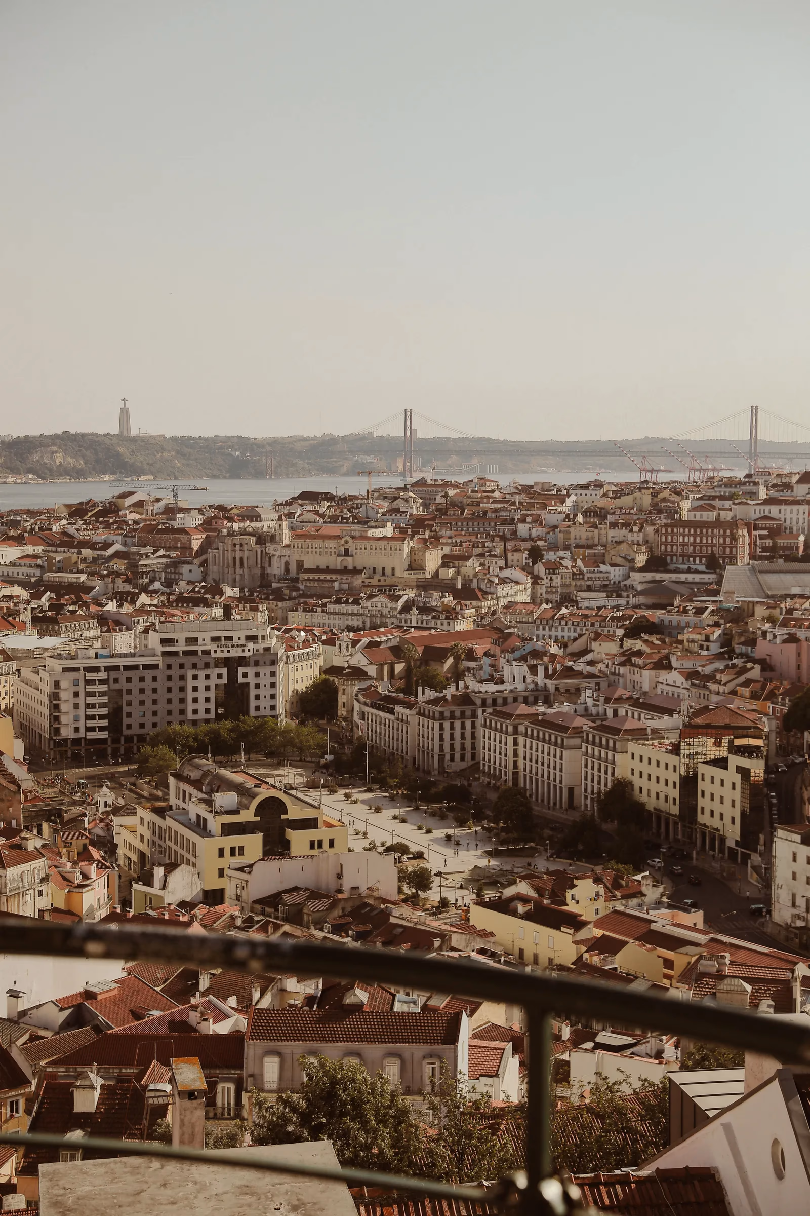 Blick über die Dächer von Lissabon zum Tejo und zur Brücke Ponte 25 de Abril