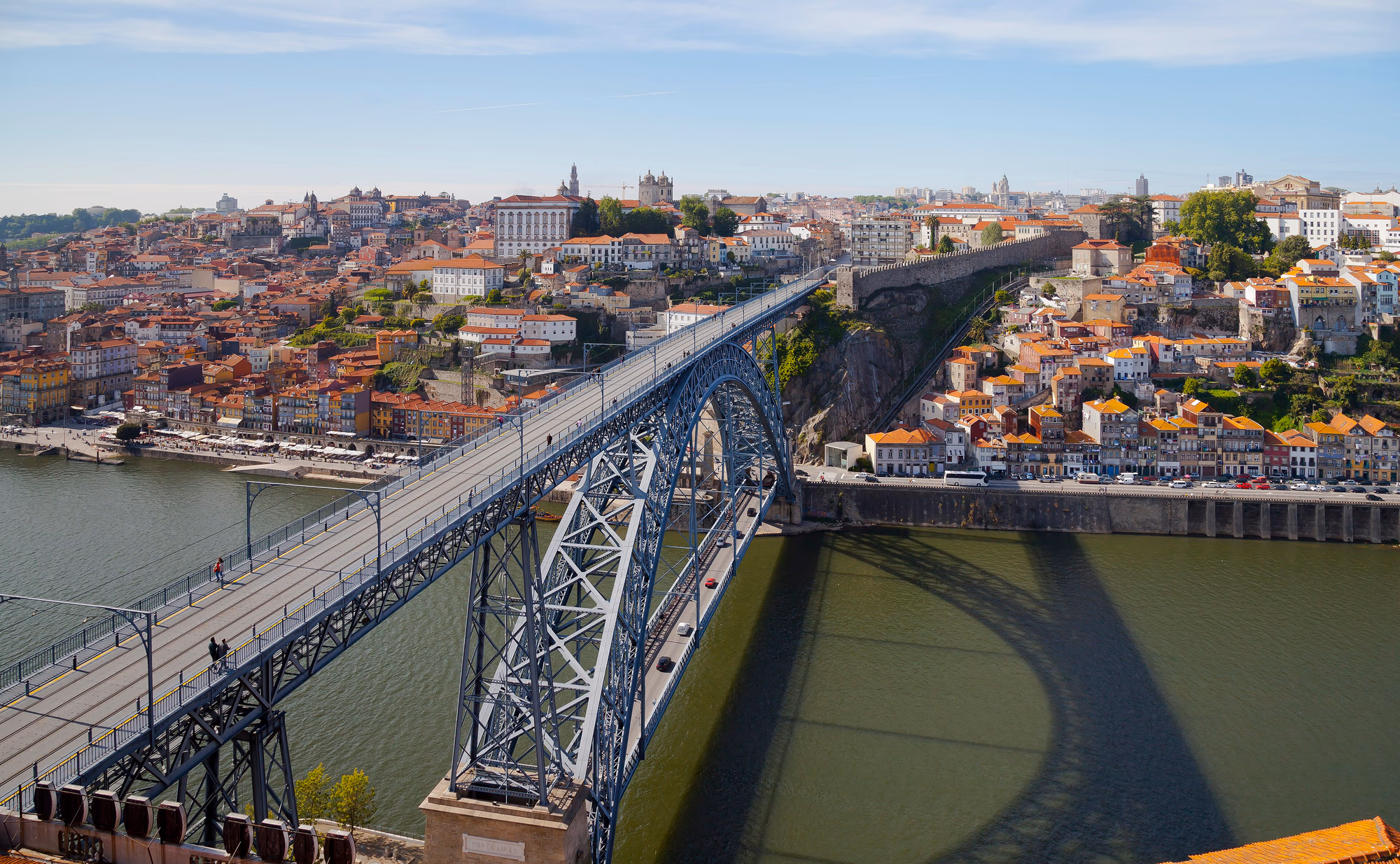 Blick über die Dom-Luís-I-Brücke und die Altstadt von Porto am Douro
