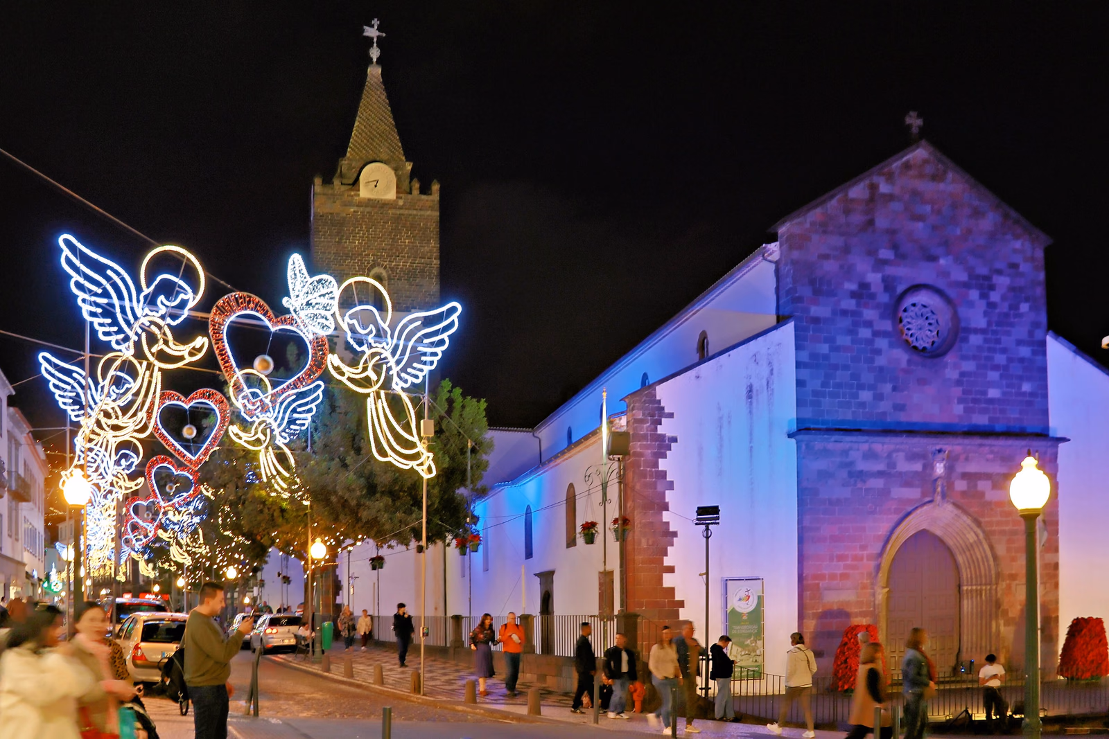 Die Kathedrale Sé von Funchal mit weihnachtlicher Lichterdekoration am Abend