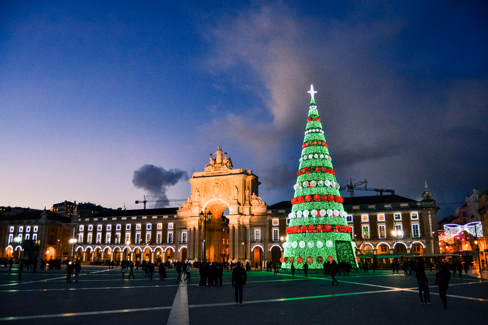 Praça do Comércio in Lissabon zur blauen Stunde mit Arco da Rua Augusta und leuchtendem Weihnachtsbaum