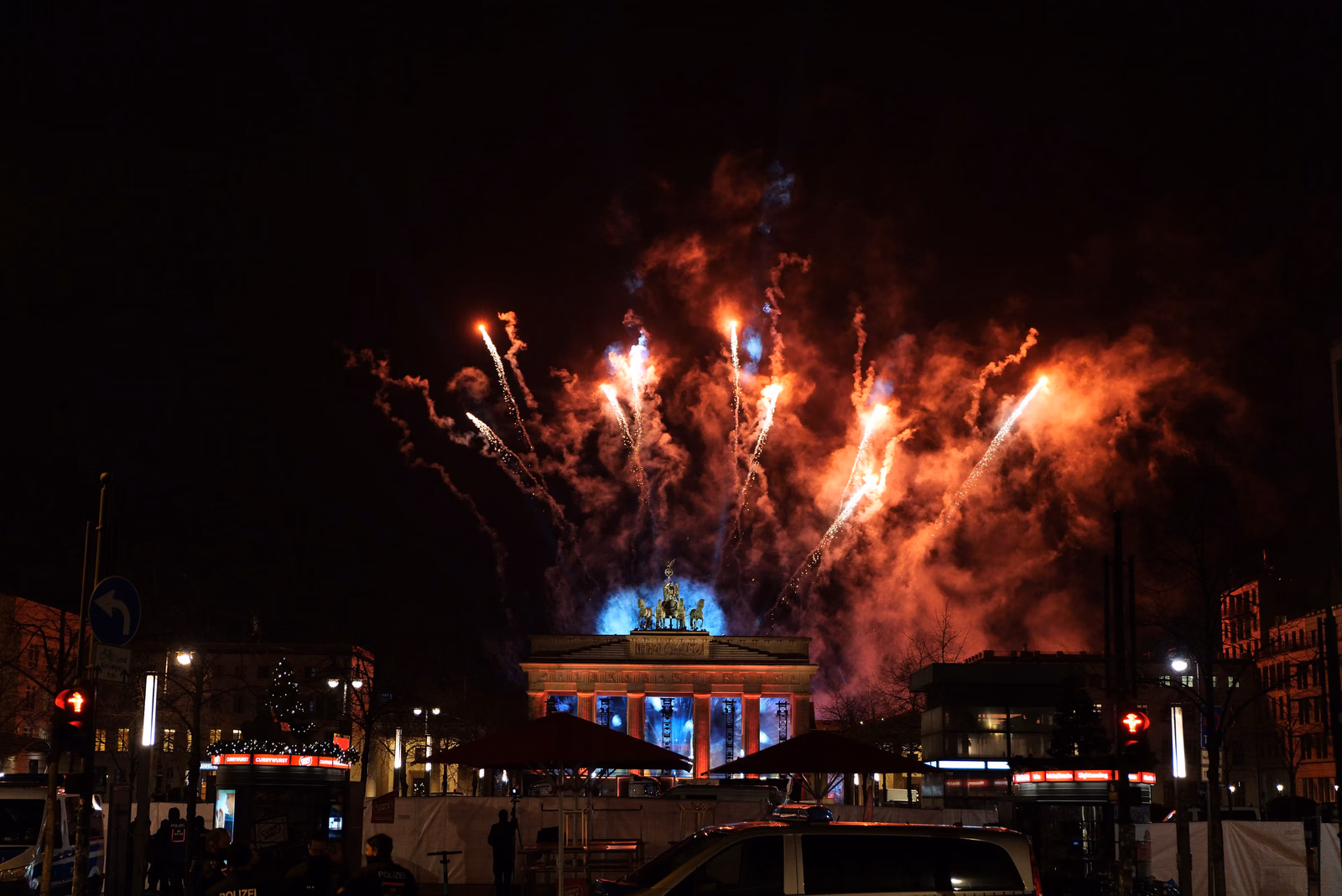 Feuerwerk über dem Brandenburger Tor in Berlin in der Silvesternacht 2020/21, Blick von Unter den Linden