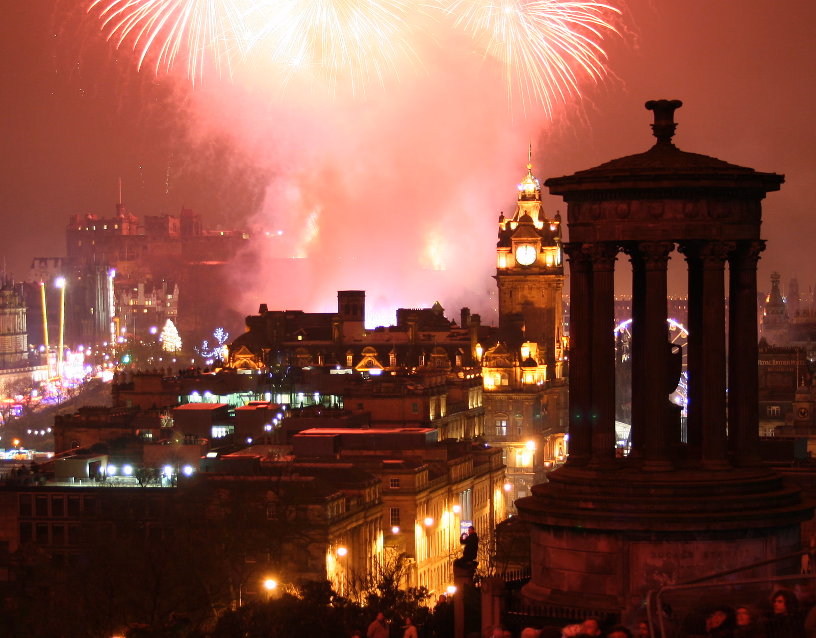 Feuerwerk über Edinburgh in der Silvesternacht, Blick vom Calton Hill auf Burg und Balmoral-Uhrturm