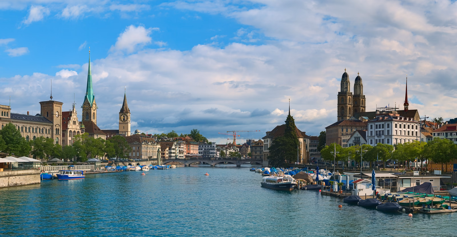 Altstadt von Zürich mit Limmat und Kirchtürmen