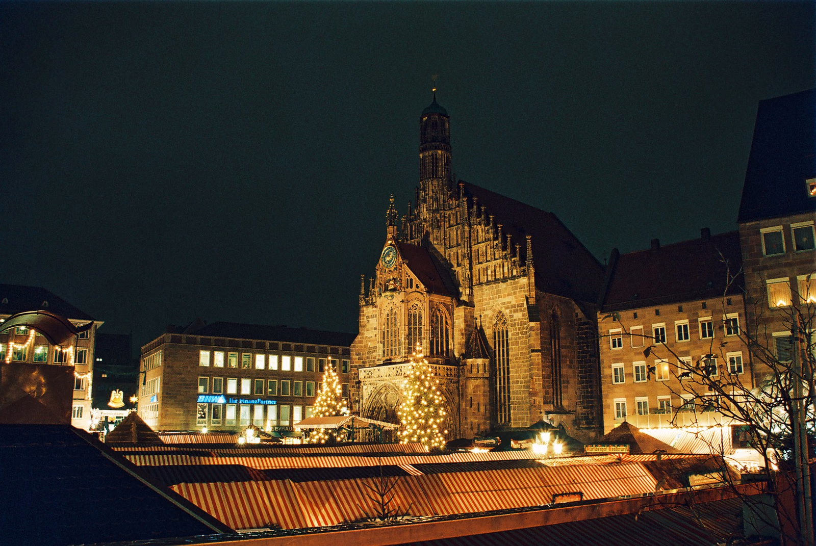 Rot-weiße Budendächer und beleuchtete Frauenkirche am Nürnberger Hauptmarkt; Archivaufnahme von 2005