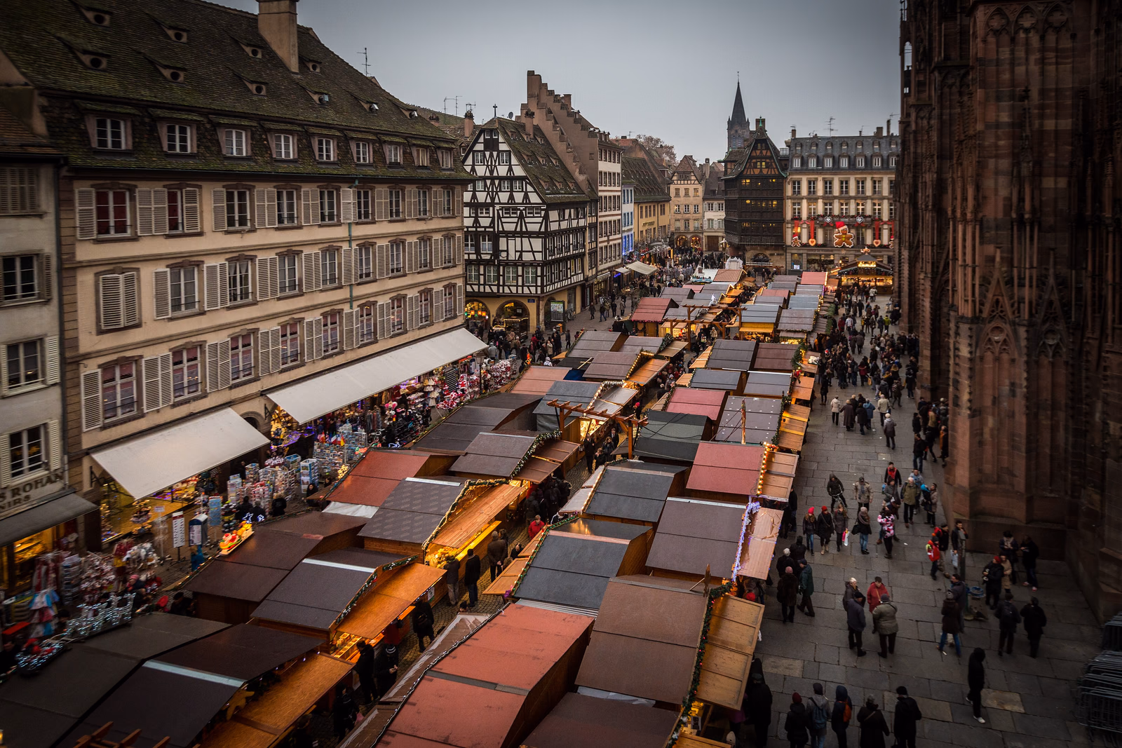 Weihnachtsbuden am Platz des Straßburger Münsters; Archivaufnahme von 2014