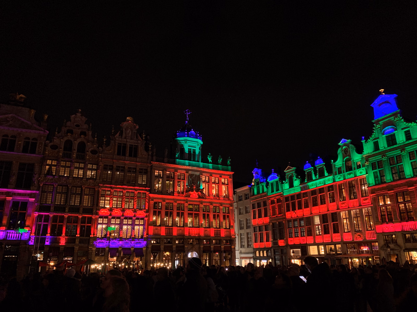 Beleuchtete Fassaden auf der Grand-Place in Brüssel während Winter Wonders; Archivaufnahme von 2025