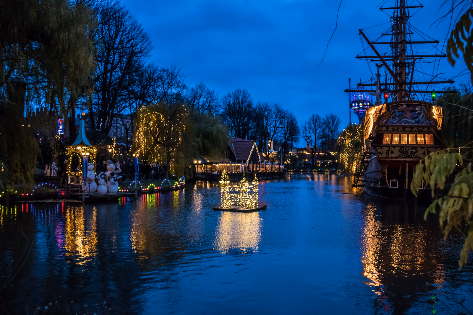 Weihnachtliche Beleuchtung am See im Tivoli in Kopenhagen; Archivaufnahme von 2015