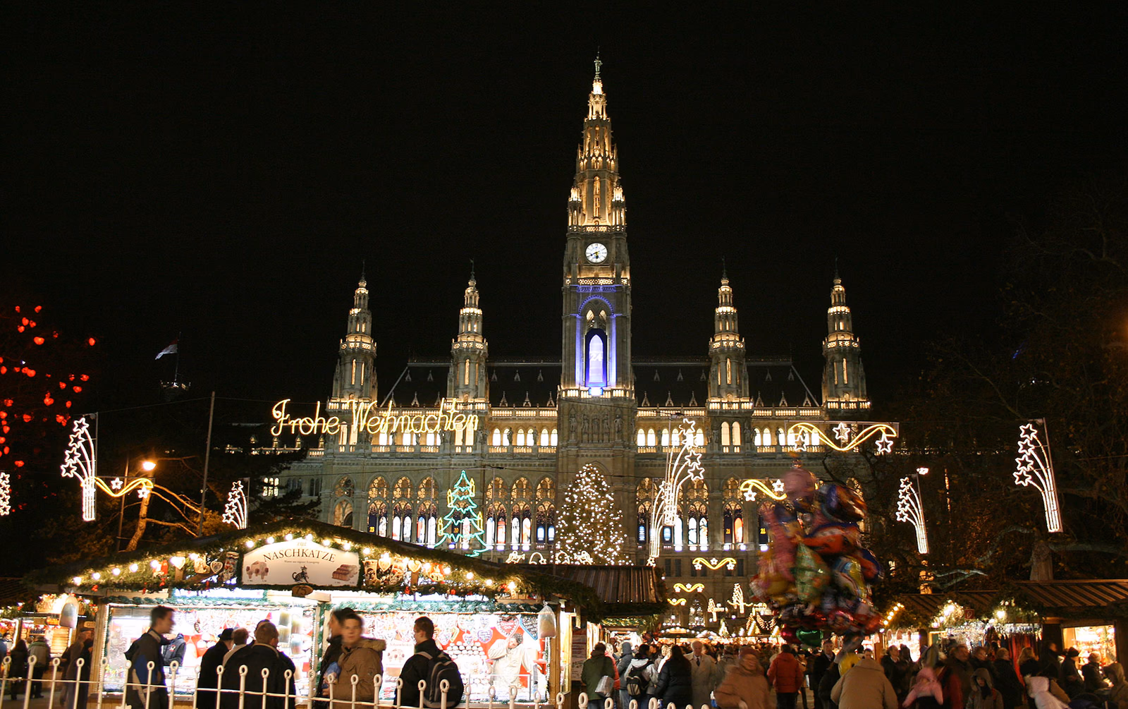 Wiener Christkindlmarkt vor dem beleuchteten Rathaus; Archivaufnahme von 2006