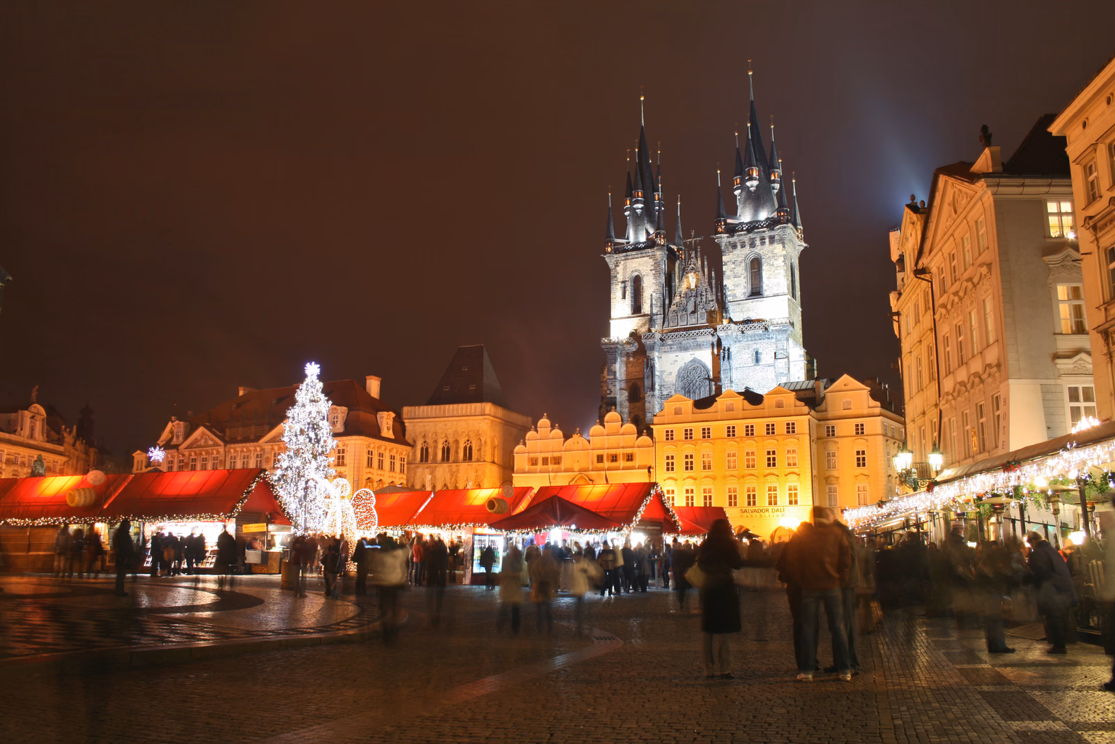 Weihnachtsmarkt auf dem Altstädter Ring vor der Teynkirche in Prag; Archivaufnahme von 2008