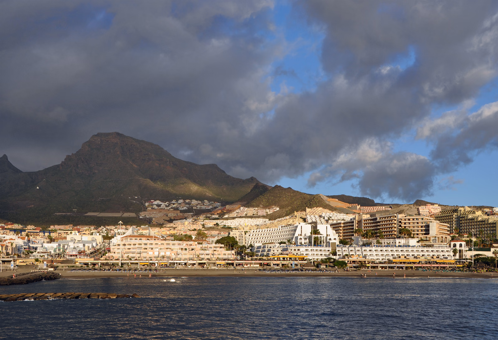Küste von Costa Adeje auf Teneriffa mit Gebäuden und Bergen im Hintergrund