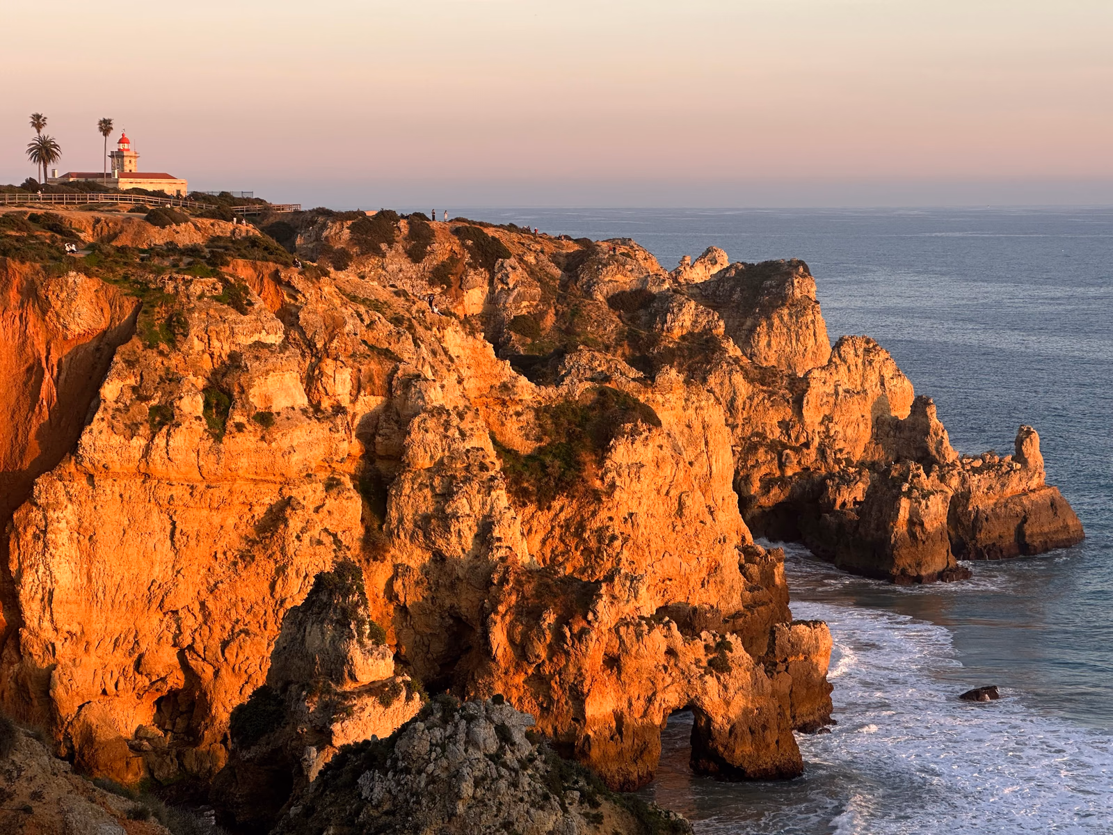 Felsenküste von Ponta da Piedade bei Lagos mit Leuchtturm im Abendlicht