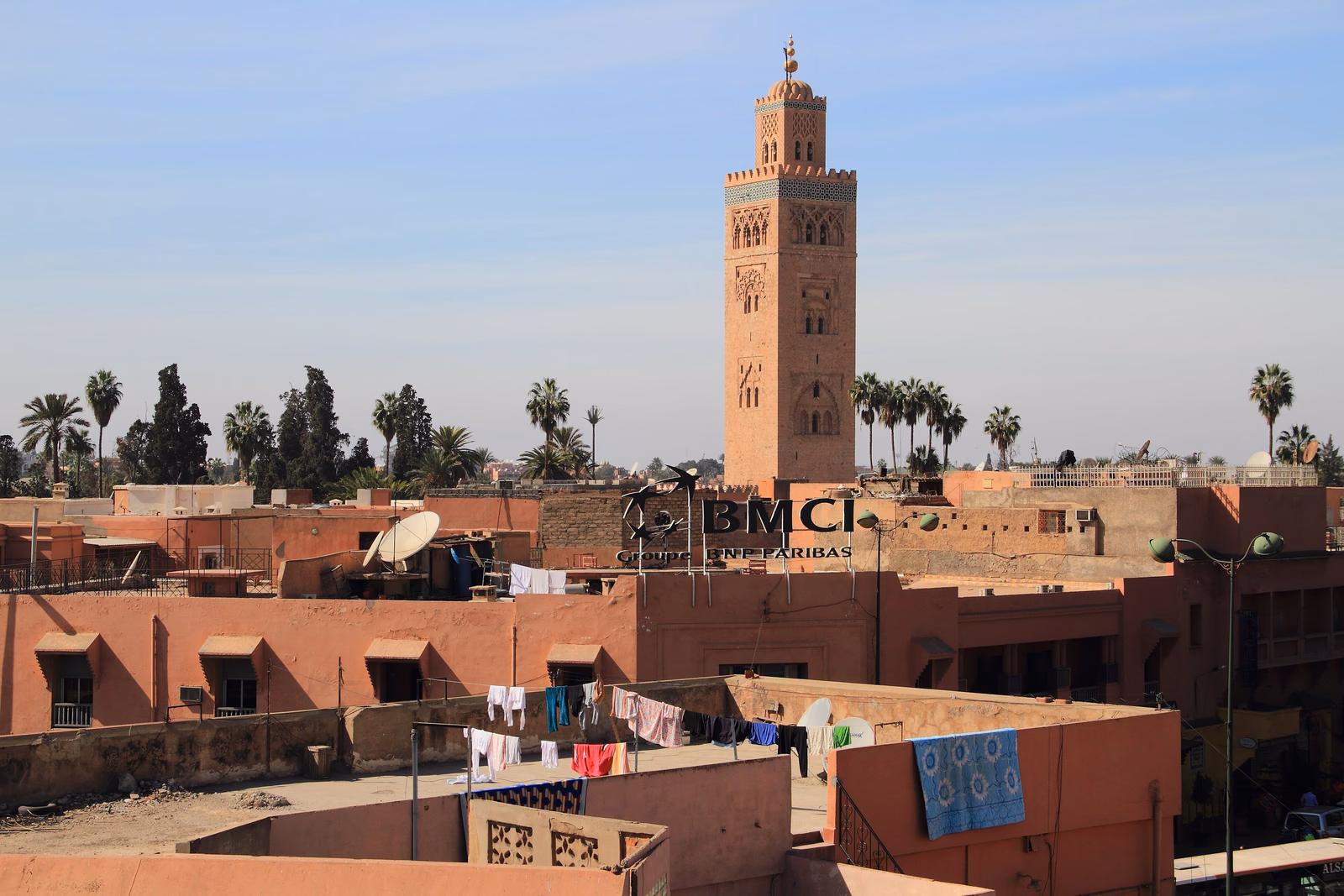 Blick über die Dächer von Marrakesch zum Minarett der Koutoubia-Moschee