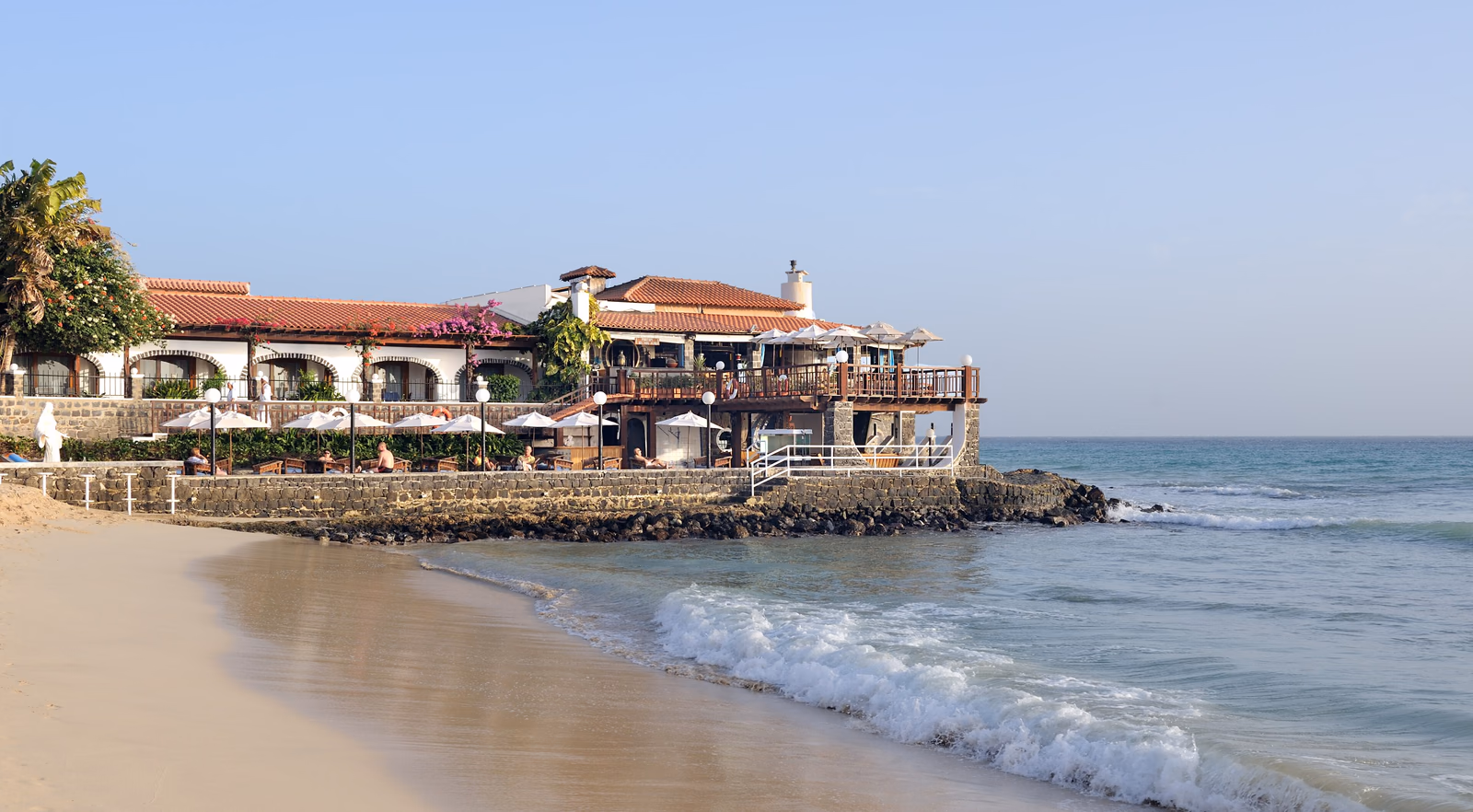 Strand und Küstenbebauung von Santa Maria auf Sal