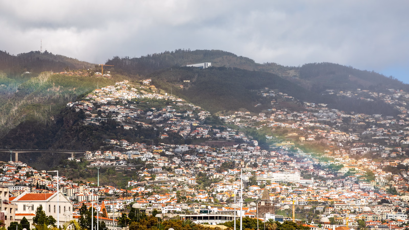 Stadtansicht von Funchal auf Madeira mit einem Regenbogen