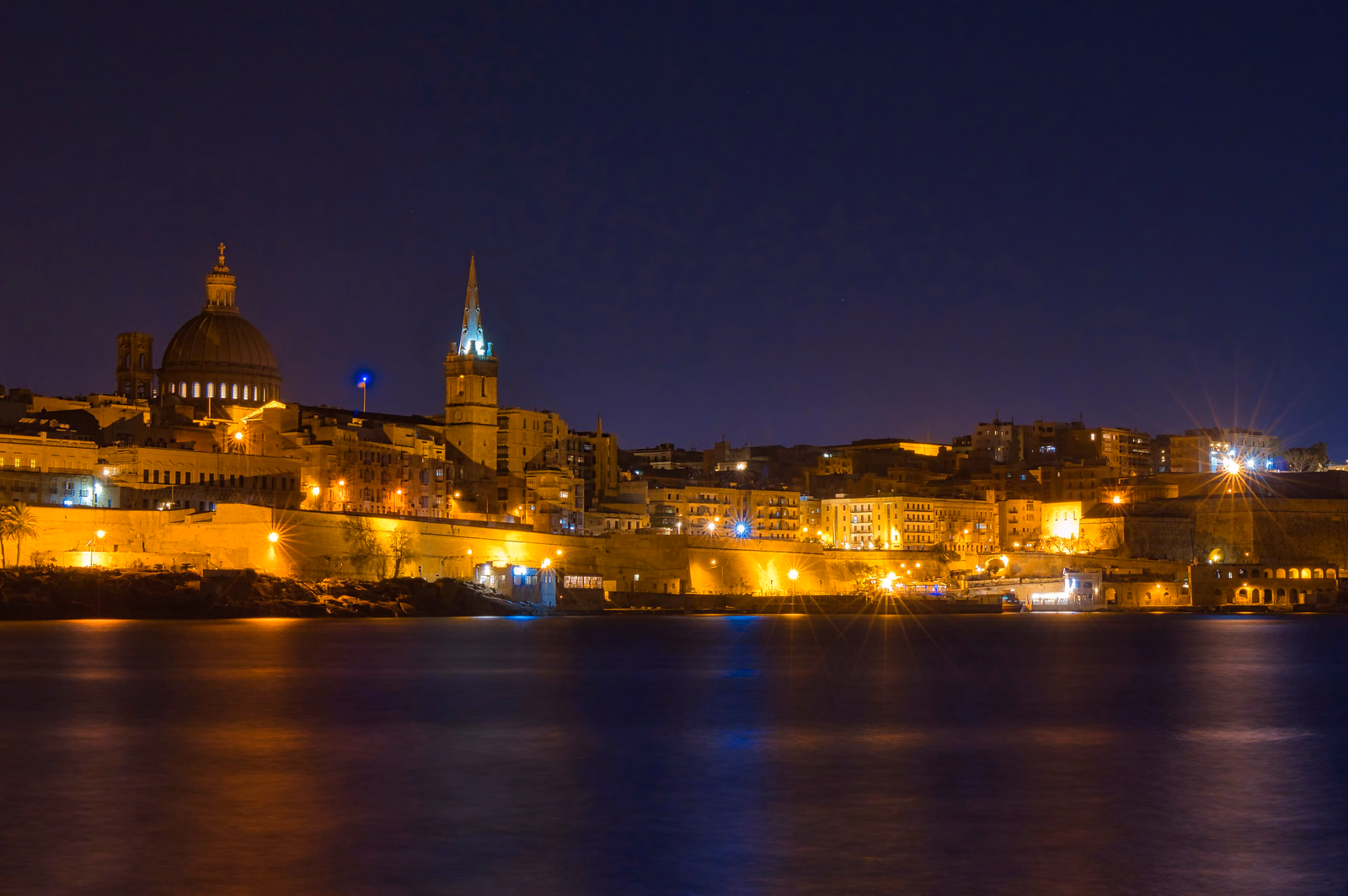 Beleuchtete Skyline von Valletta auf Malta bei Nacht