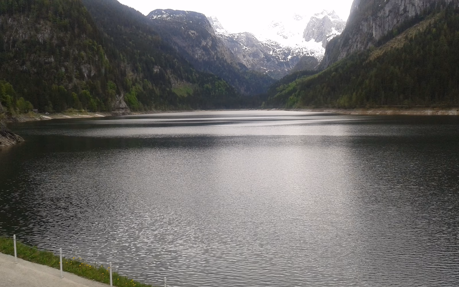 Gosausee mit dunklem Wasser und schneebedeckten Bergen