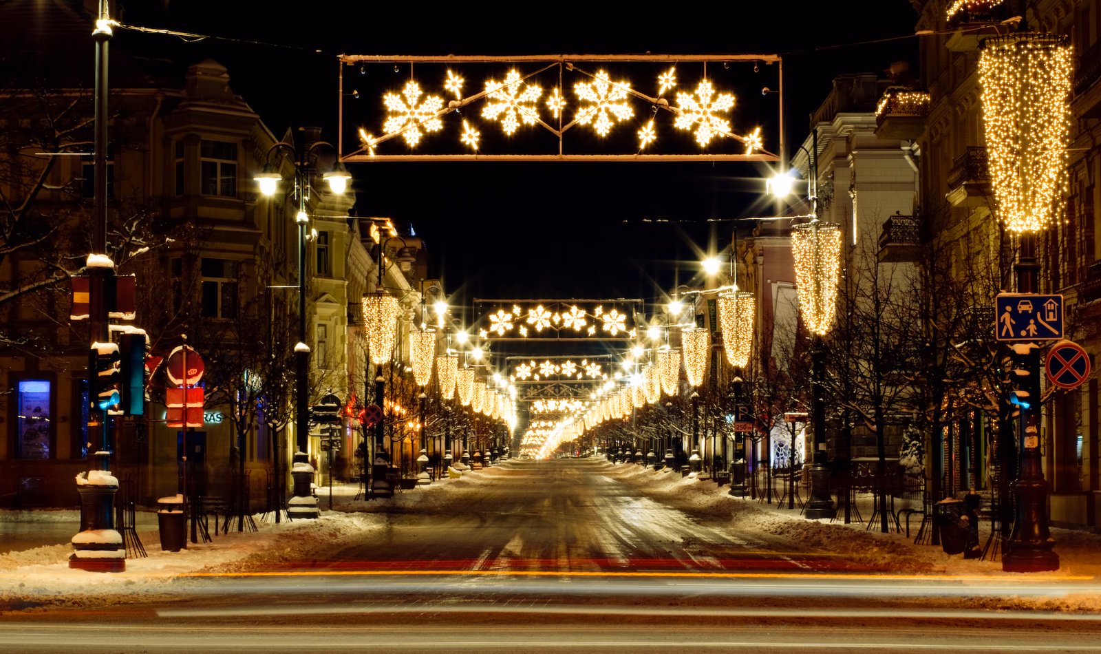 Beleuchtete Stadtstraße im Winter als Motiv für einen winterlichen Städtetrip