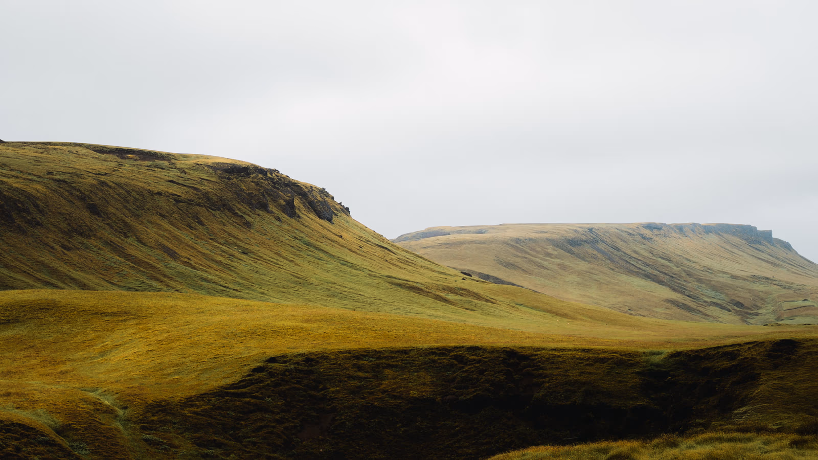 Grüne Hänge rund um den Fjaðrárgljúfur Canyon in Island