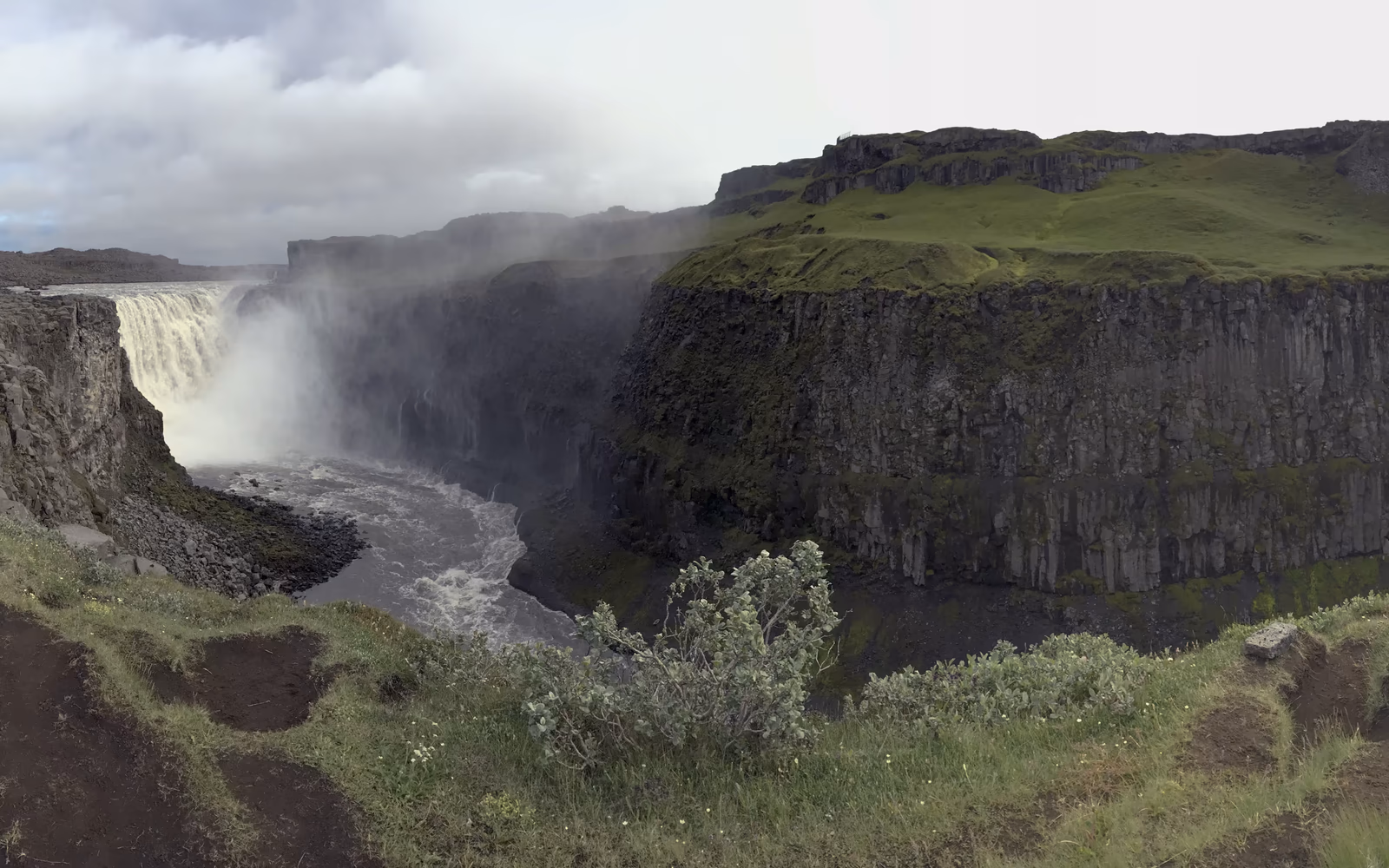Dettifoss stürzt zwischen dunklen Basaltwänden in eine Schlucht
